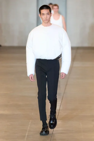 Look 15